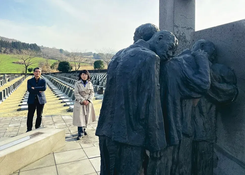 Heo Ho-joon and Heo Young-sun pause for a moment at a memorial statue for victims of the Jeju April 3 Incident at Jeju 4&middot;3 Peace Park. (Lee You-jin/Hankyoreh)