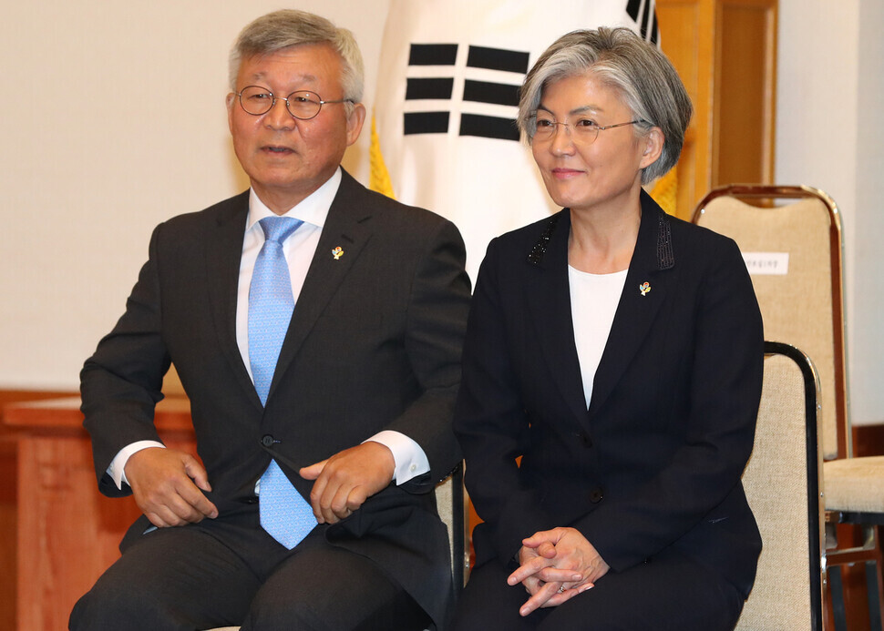 South Korean Foreign Minister Kang Kyung-wha and her husband Lee Yil-byung, professor emeritus at Yonsei University, at Kang’s confirmation ceremony at the Blue House in September 2017. (Yonhap News)