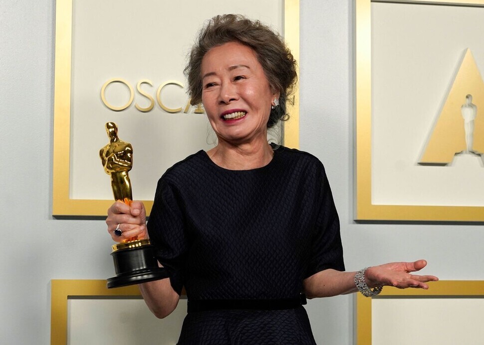South Korean actor Youn Yuh-jung, winner of the award for best supporting actress for her role as Soon-ja in “Minari,” poses with her Oscar in the press room at the Oscars on Sunday, at Union Station in Los Angeles, California. (AFP/Yonhap News)