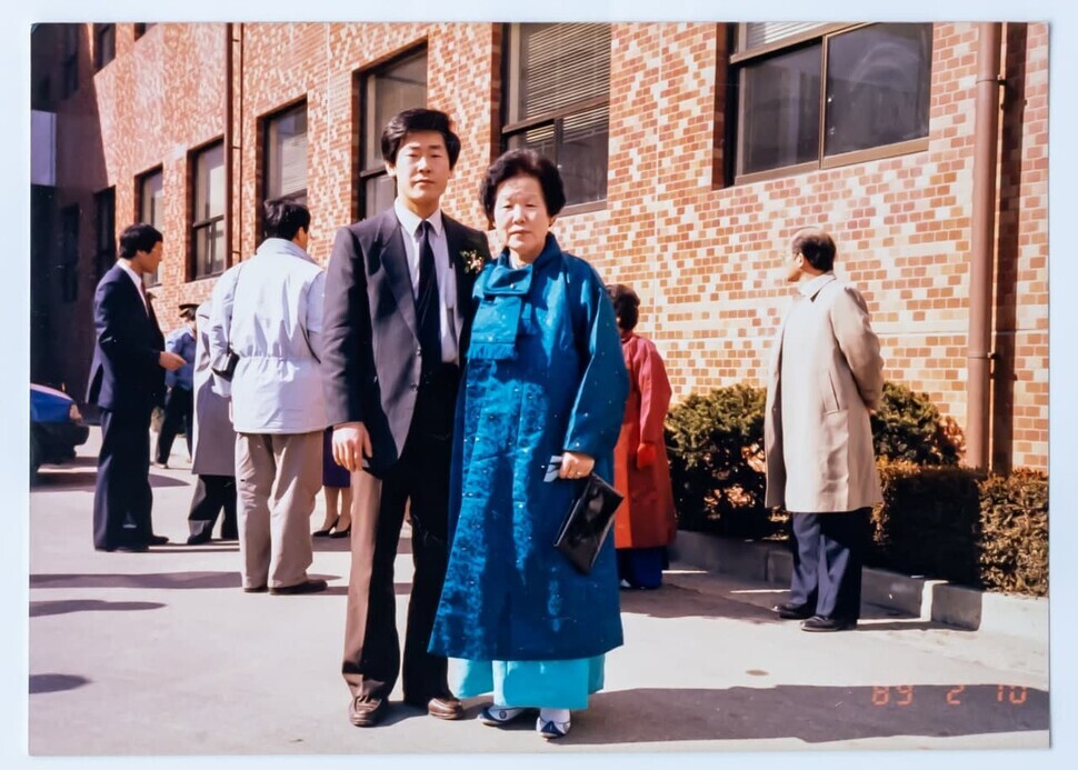 Lee Jae-myung poses for a photo with his mother at his graduation from the Judicial Research and Training Institute in 1989. (provided by Lee Jae-myung’s campaign)