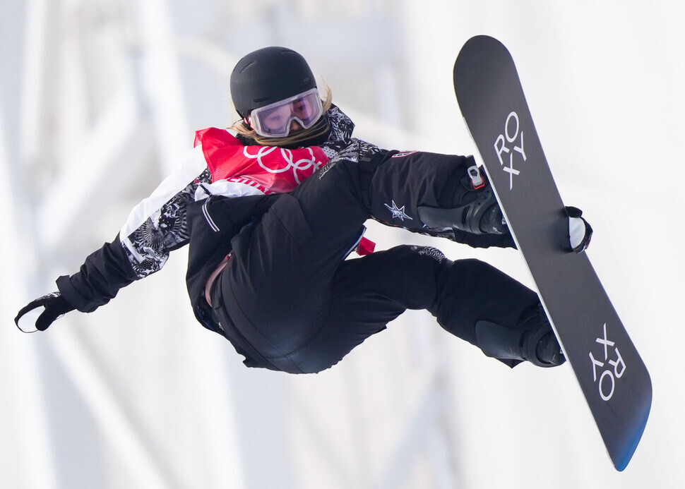 Chloe Kim of the United States competes in the women’s snowboard halfpipe final at Genting Snow Park in Zhangjiakou, China, on Thursday. (Xinhua/Yonhap News)