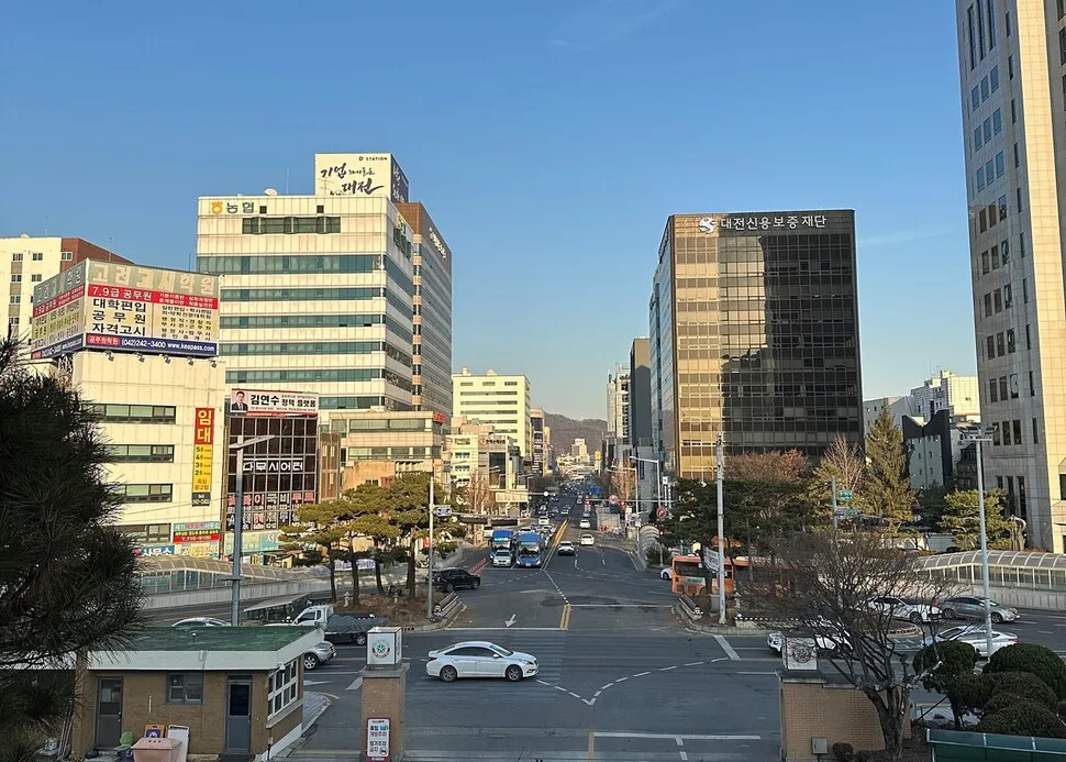 옛 충남도청 2층 도지사실에서 본 대전 중앙로. 송인걸 기자