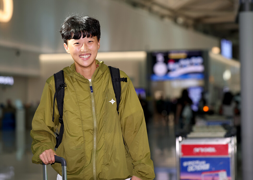 정다빈 선수가 2025년 7월24일 인천 영종도 인천공항에서 출국 준비를 하고 있다. 이종근 선임기자 root2@hani.co.kr