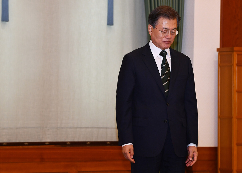 President Moon Jae-in seems deep in thought following an appointment ceremony that took place at the Blue House on Aug. 29.  (Blue House Photo Pool)