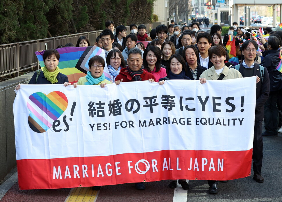 일본 시민단체 ‘메리지 포 올 재팬’ 활동가들이 2024년 3월14일 일본 도쿄지방재판소(법원) 앞에서 동성혼 관련 재판 선고를 기다리고 있다. EPA 연합뉴스