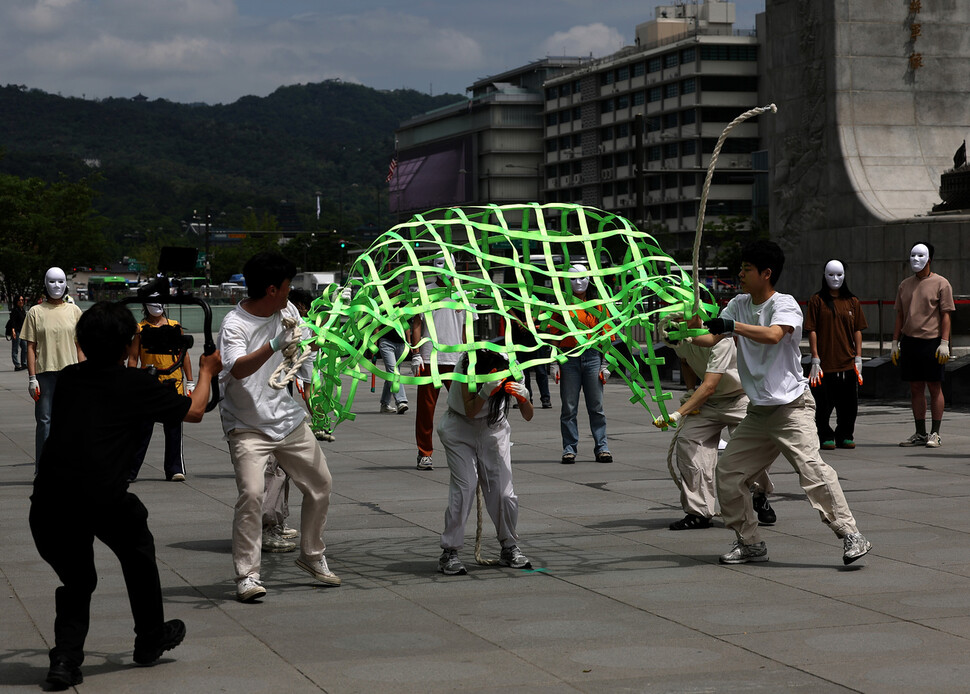 제26회 ‘세계 생물다양성의 날’인 2025년 5월22일 오전 서울 종로구 광화문광장 이순신 동상 앞에서 시민 35명과 전문 무용수 12명 등 총 47명이 다섯 팀으로 나뉘어 ‘자연의 권리’를 몸짓으로 표현하는 ‘공생2’를 선보이고 있다. 2024년에 이어 두 번째로 열린 이번 행사는 국내 보호 지역과 동식물에 법인격(권리능력)을 부여하고 인간과 더불어 안전하게 살아갈 기반을 마련하자는 취지로 기획됐다.
