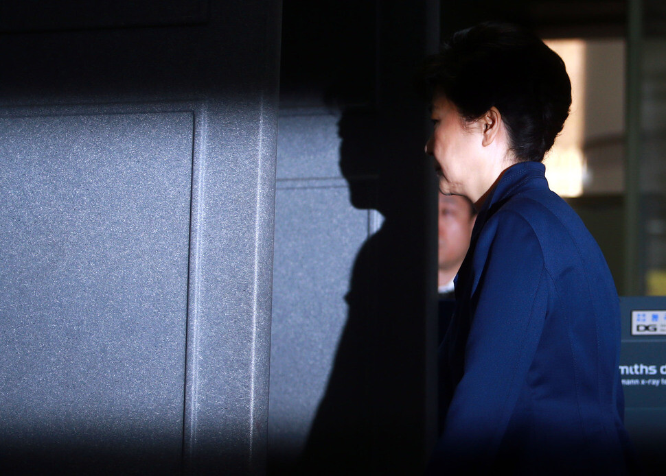 Former President Park Geun-hye is entering Seoul Central District Court in Seocho district for a hearing to await the ruling on her arrest warrant