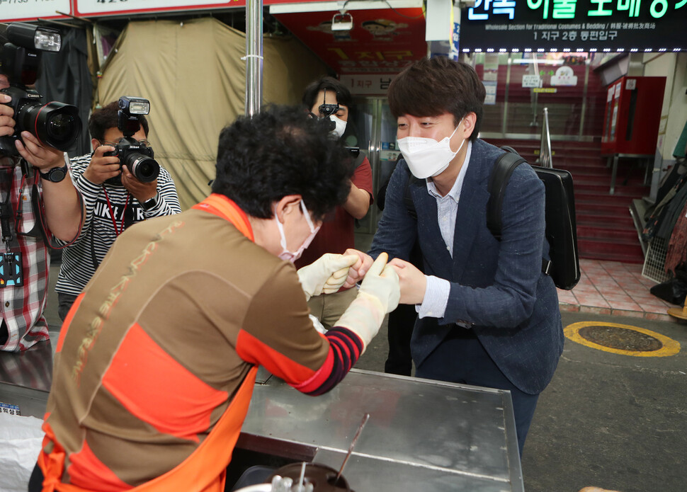 국민의힘 당권에 도전하는 이준석 전 최고위원이 24일 오전 대구 중구 서문시장을 찾아 상인들과 인사를 하고 있다. 연합뉴스