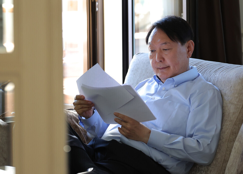 President Yoon Suk-yeol reviews papers with nothing printed on them. (provided by the presidential office)