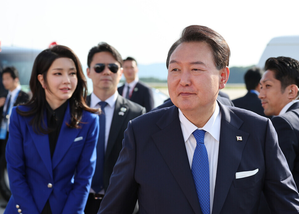 President Yoon Suk-yeol of South Korea and first lady Kim Keon-hee prepare to board the presidential jet back to Korea at Hiroshima Airport on May 21 after finishing up all their scheduled events during the G7 summit there. (Yonhap)
