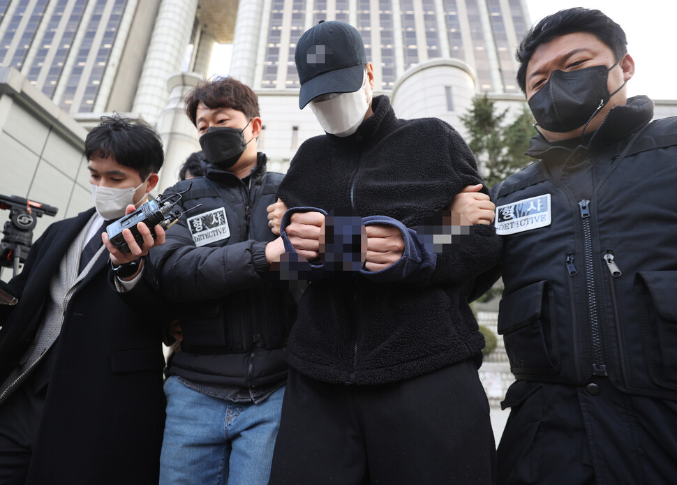 스토킹처벌법에도 막지 못한 살인사건의 피의자가 서울중앙지법을 나오고 있다. 연합뉴스