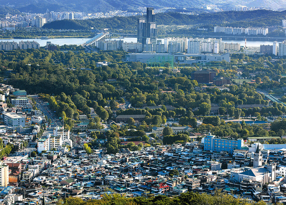 국가공원이 조성되는 서울 용산기지 일부에 공공주택을 대규모로 공급하자는 의견이 나오고 있다. 한겨레 자료