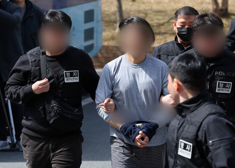 민간 항공사 기장을 흉기로 찔러 살해한 혐의를 받는 전 부기장 김동환씨가 지난 3월20일 구속 전 피의자심문(영장실질심사)을 받으러 부산지검으로 들어가고 있다. 연합뉴스