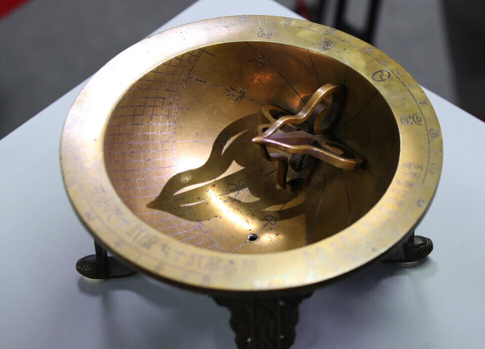 A sundial made during the Joseon era is revealed to the press on Nov. 17 at the National Palace Museum of Korea. (photos by Baek So-ah)