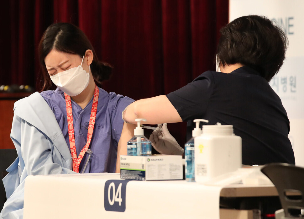 A health worker receives the first dose of the AstraZeneca COVID-19 vaccine Thursday at the Myongji Hospital vaccination center. (Baek So-ah, staff photographer)