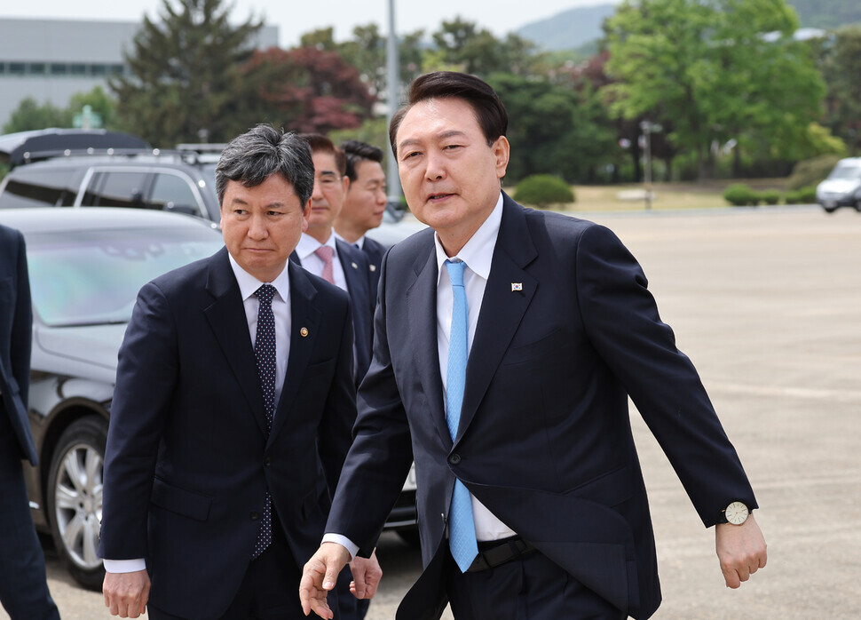 President Yoon Suk-yeol heads to the presidential jet on April 24 as he leaves for his state visit to the US. (Yonhap)