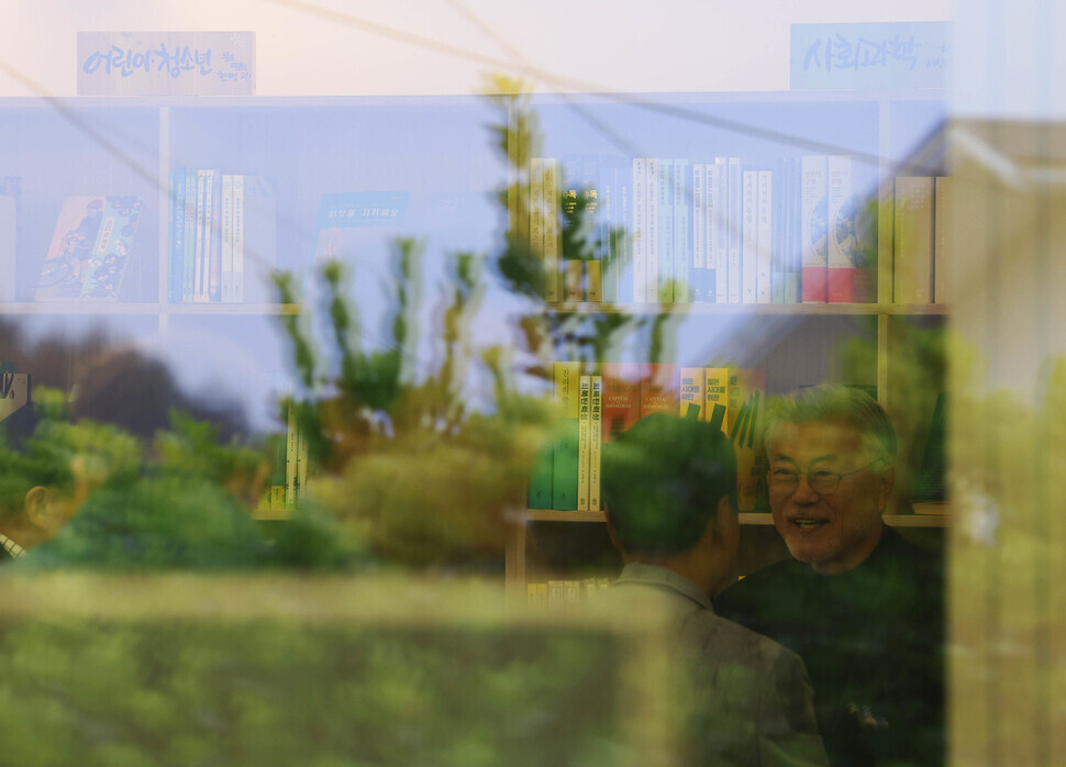 Moon speaks to a customer at his bookshop in Pyeongsan, a village in the South Gyeongsang Province city of Yangsan on April 25. (Baek So-ah/The Hankyoreh)