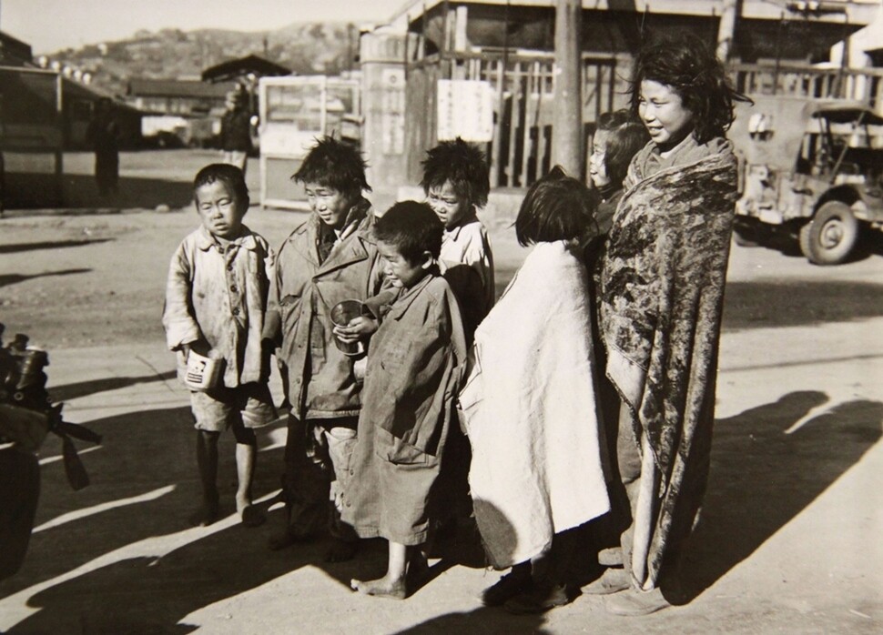 서울 폭격으로 집을 잃은 고아들이 먹을 것을 찾아 거리를 방황하고 있다. 1950년10월29일. 강성현 제공
