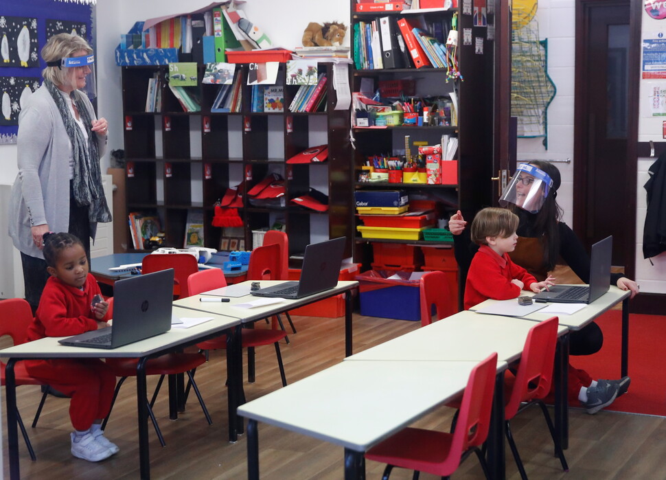2021년 1월 영국의 한 초등준비학교에서 학생과 교사들이 온라인수업에 참여하고 있다. 로이터