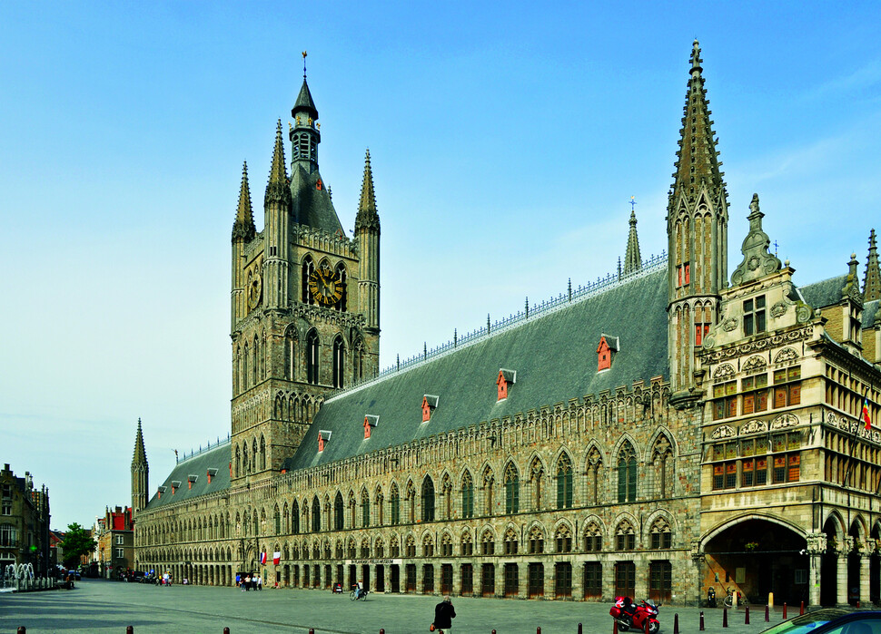 벨기에 이프르 모직회관(1230~1304). 상인 계급의 성장에 따라 교회당뿐 아니라 길드홀, 시청사 등 새롭게 유력 사회 계급이 된 상인들을 위한 건물들도 지어졌다.