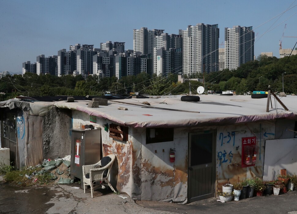 서울의 마지막 판자촌으로 불리는 강남구 개포동 구룡마을. 뒤로 고층아파트가 보인다. 한겨레 박종식 기자
