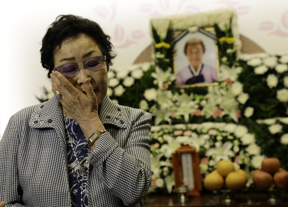 Former comfort woman Lee Yong-su wipes away a tear at the wake for former comfort woman Kim Gun-ja
