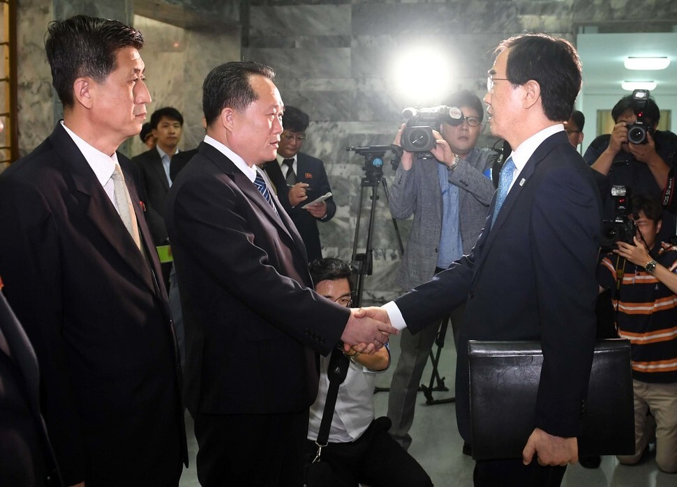 South Korean Unification Minister Cho Myoung-gyon (right) and Ri Son-gwon