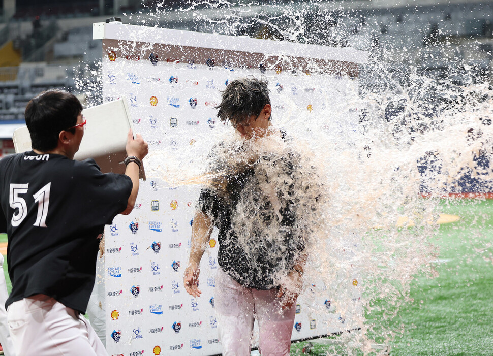 KIA Tigers Kim Do-young (à direita) atingiu o recorde mais jovem da liga de 30 home runs e 30 bases roubadas em um jogo contra os Kiwoom Heroes na Liga KBO 2024 realizada no Gocheok Sky Dome em Guro-gu, Seul, na tarde de dia 15 Depois de completar uma entrevista de rádio, ele conseguiu uma entrevista com Yang Hyun Joong, que também é um estudante do ensino médio recebendo um batismo cerimonial nas águas. Notícias Yonhap