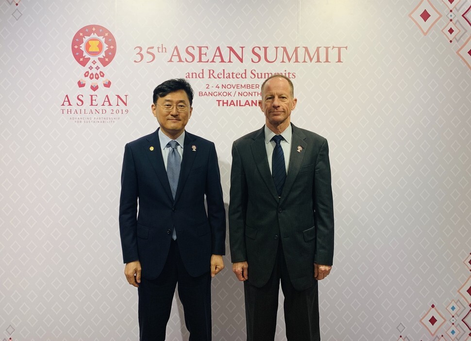 South Korean Deputy Foreign Minister Yoon Soon-gu (left) and US Assistant Secretary of State for East Asian and Pacific Affairs David Stilwell in Bangkok, Thailand for bilateral deliberations and the disclosure of the two sides’ “joint fact sheet” on Nov. 2. (Ministry of Foreign Affairs)