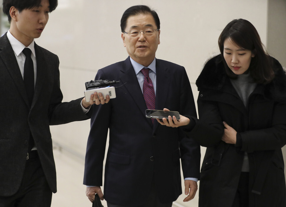 Blue House National Security Office Director Chung Eui-yong talks to reporters after arriving at Incheon International Airport from Washington, DC, on Jan. 10. (Yonhap News)