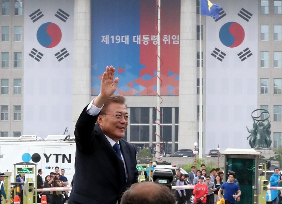 South Korean President Moon Jae-in waves to people gathered in front of the National Assembly after he was sworn into office on May 10, 2017. (Kim Tae-hyeong/The Hankyoreh)