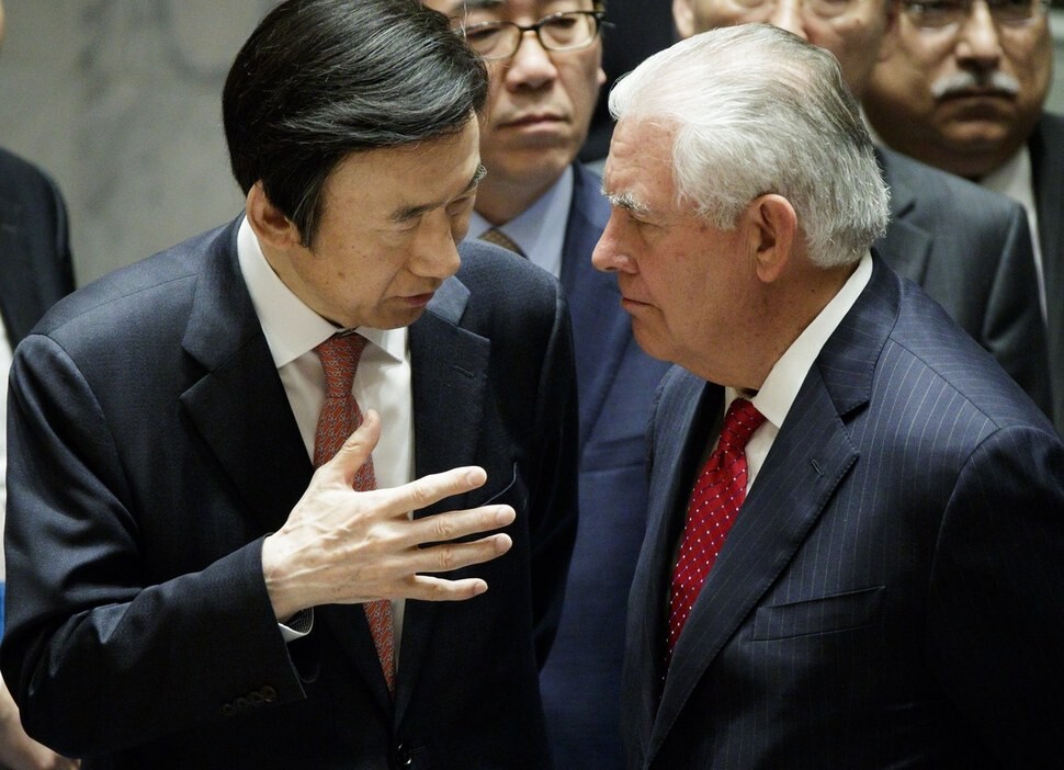South Korean Foreign Minister Yun Byung-se talks with US Secretary of State Rex Tillerson at the UN Headquarters in New York on Apr. 28. (Reuters/Yonhap News)