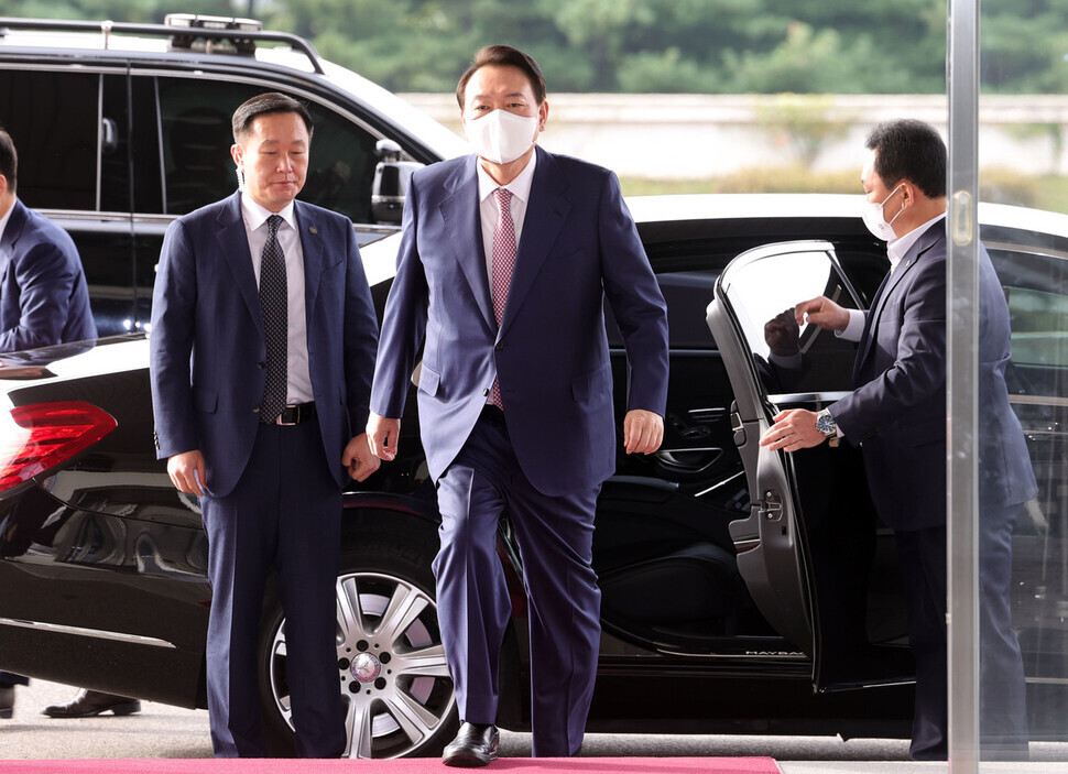 President Yoon Suk-yeol walks into the presidential office in Yongsan, Seoul, on Sept. 26. (presidential office pool photo)