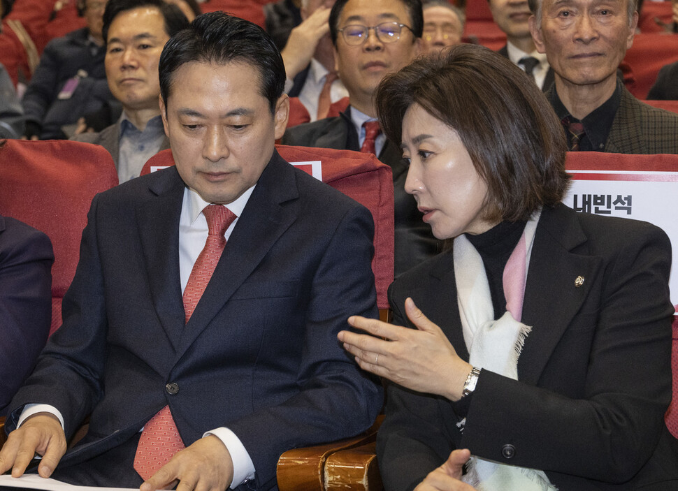 국민의힘 장동혁 대표(왼쪽)와 나경원 의원이 2025년 11월26일 국회 의원회관에서 열린 ‘독립외교 40년: 이승만의 외로운 투쟁' 시사회에서 대화하고 있다. 연합뉴스