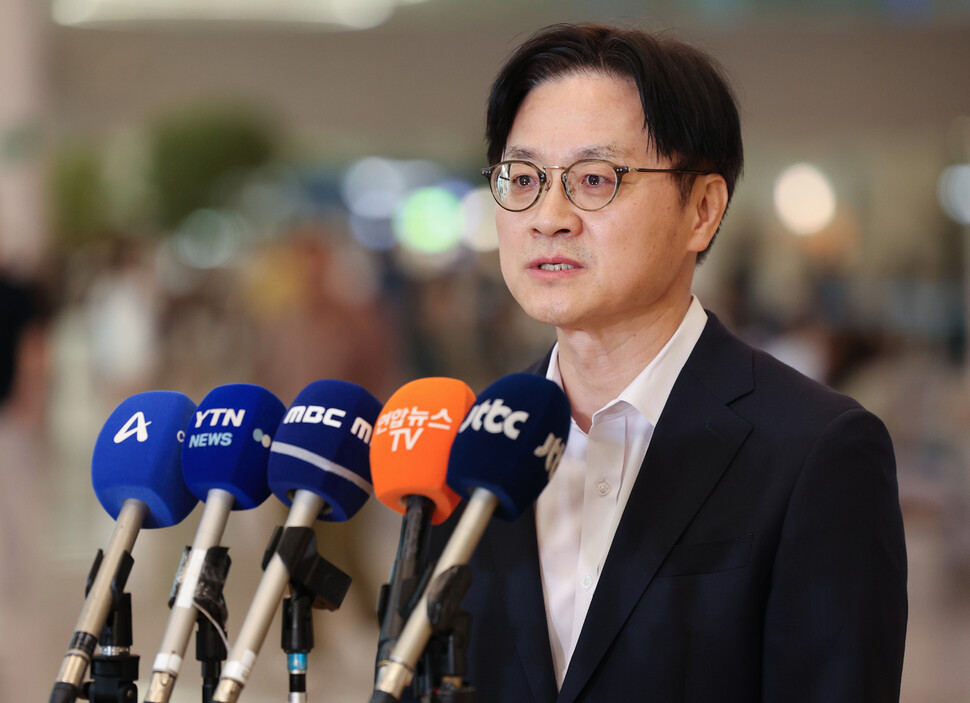김정관 산업통상부 장관이 지난달 20일 미국 방문을 마치고 인천국제공항 2터미널을 통해 귀국, 취재진 질문에 답하고 있다. 연합뉴스