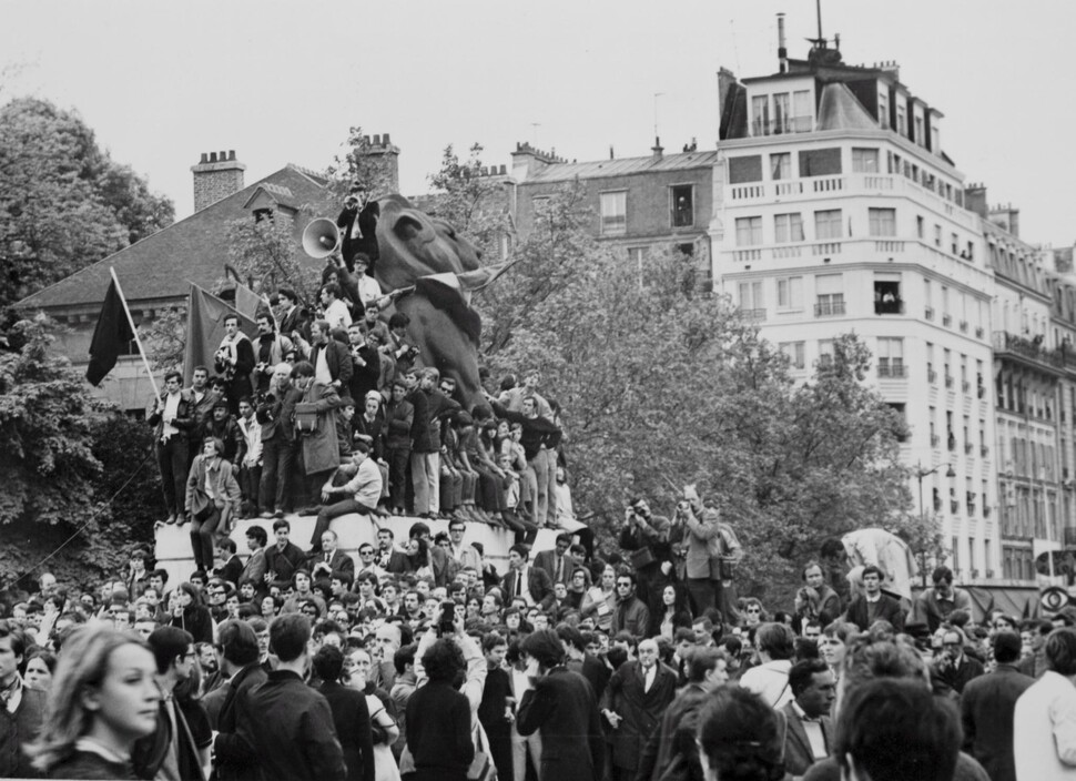 1968년 5월, 프랑스 파리에서 총파업을 벌이는 노동자와 학생들. 이른바 ‘68혁명’ 뒤 프랑스에서는 사회당이 14년 동안 집권했지만, 부패와 무능 등으로 인해 청년들에게 외면받고 군소정당으로 전락했다. EPA 연합뉴스