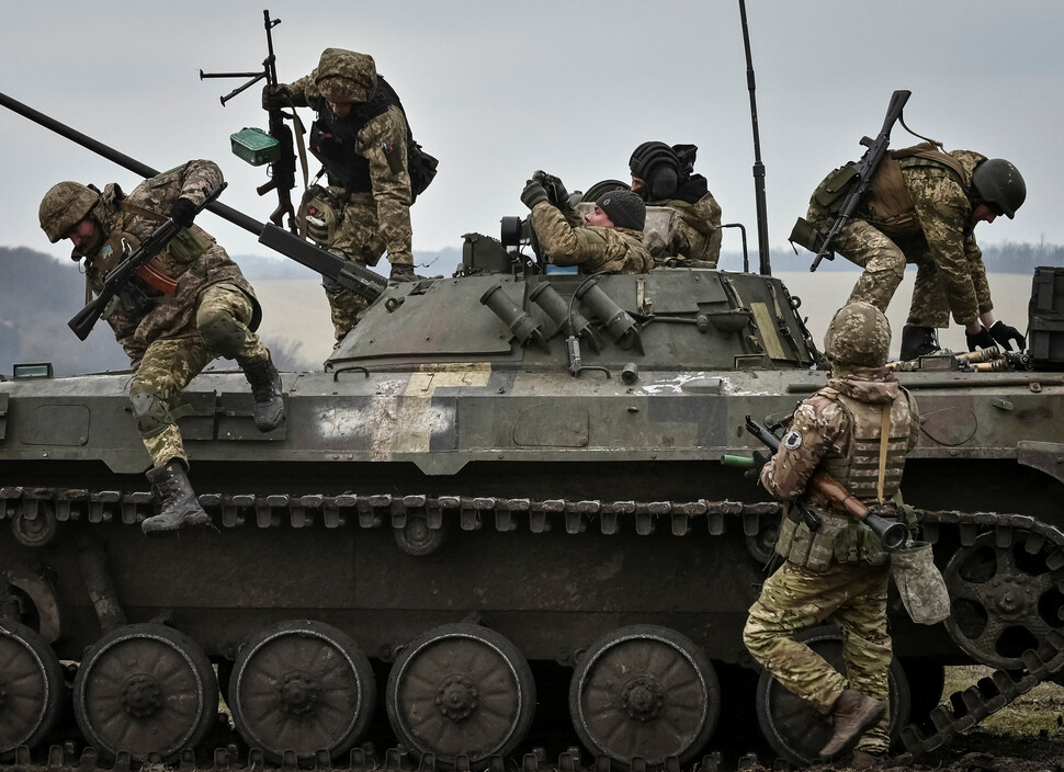 2023년 1월23일(현지시각) 우크라이나군 병사들이 동남부 도시 자포리자에서 공격 훈련을 하고 있다. 러시아군의 공세가 거세지는 가운데 미국과 독일은 우크라이나에 최신형 전차를 지원하기로 했다. REUTERS 연합뉴스