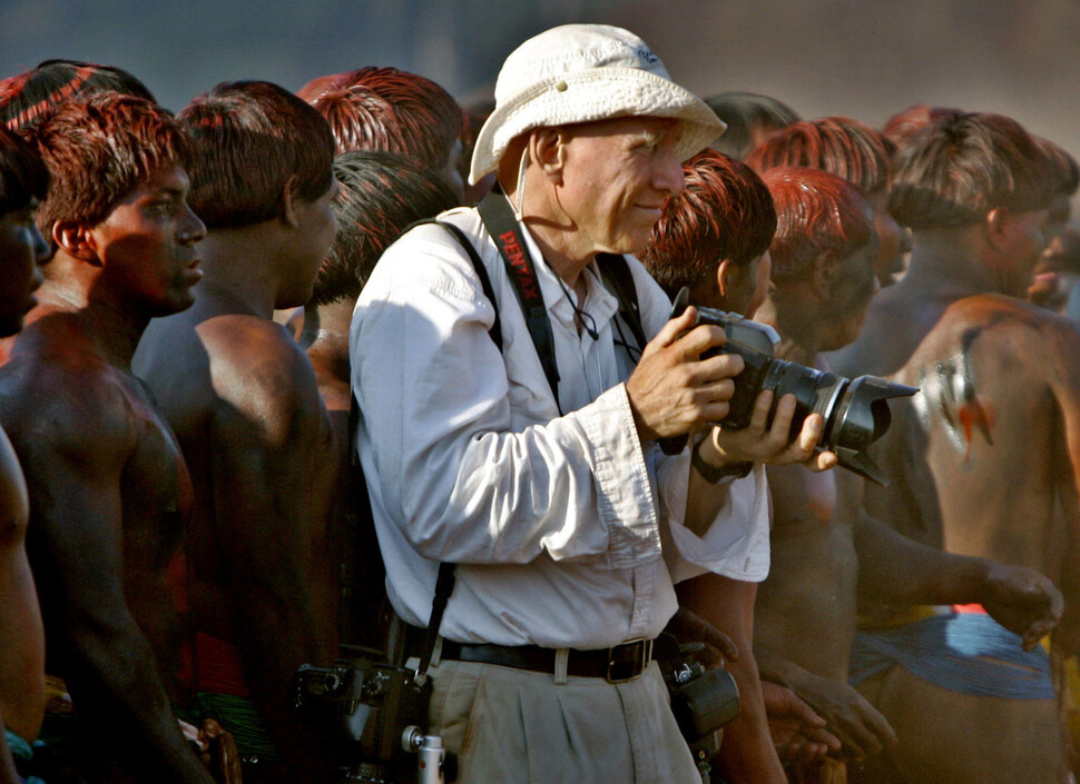 2005년 8월14일 세바스치앙 살가두가 아마존 하류 알투싱구 보호구역 내 와우라 마을에서 열린 ‘콰루프’ 망자의 축제를 지켜보고 있다. REUTERS