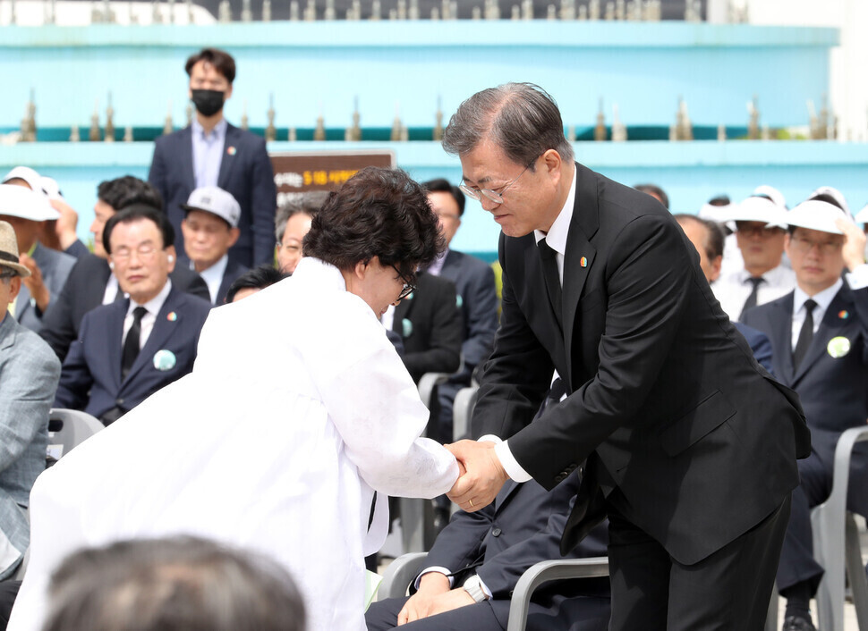 South Korean President Moon Jae-in greets a surviving family member of a victim of the Gwangju Democratization Movement during a ceremony commemorating the movement’s 40th anniversary on May 18. (Yonhap News)