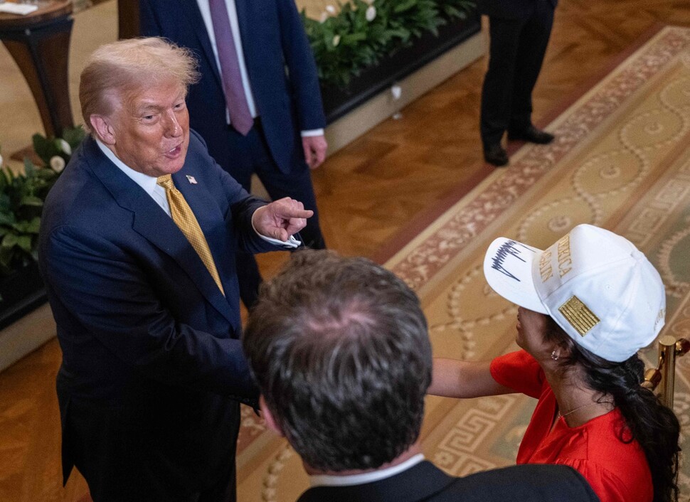 2025년 7월22일 도널드 트럼프 미국 대통령이 의회 공화당 의원단 초청 행사를 마친 뒤 참석자와 얘기를 나누고 있다. AFP 연합뉴스