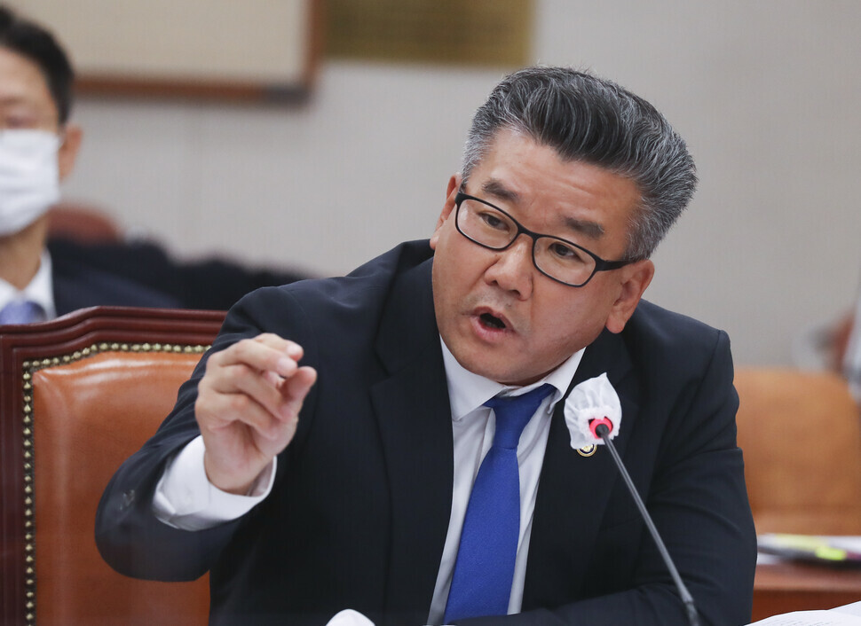 2022년 10월11일 국회 법제사법위원회 회의실에서 열린 국정감사에서 유병호 감사원 사무총장이 의원들의 질의에 답하고 있다. 한겨레 자료