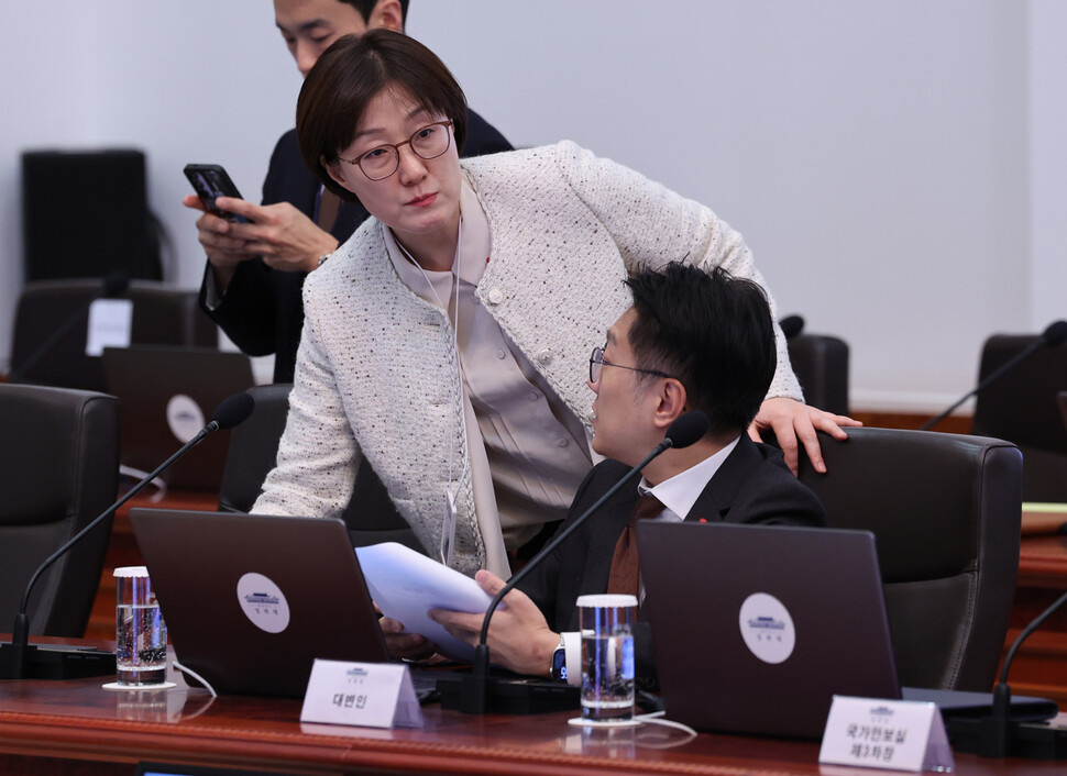 지난 1월22일 청와대 본관에서 열린 제20차 수석보좌관회의가 시작되기 전 김현지 제1부속실장(왼쪽)과 김남준 대변인이 이야기하고 있다. 김태형 기자 xogud555@hani.co.kr