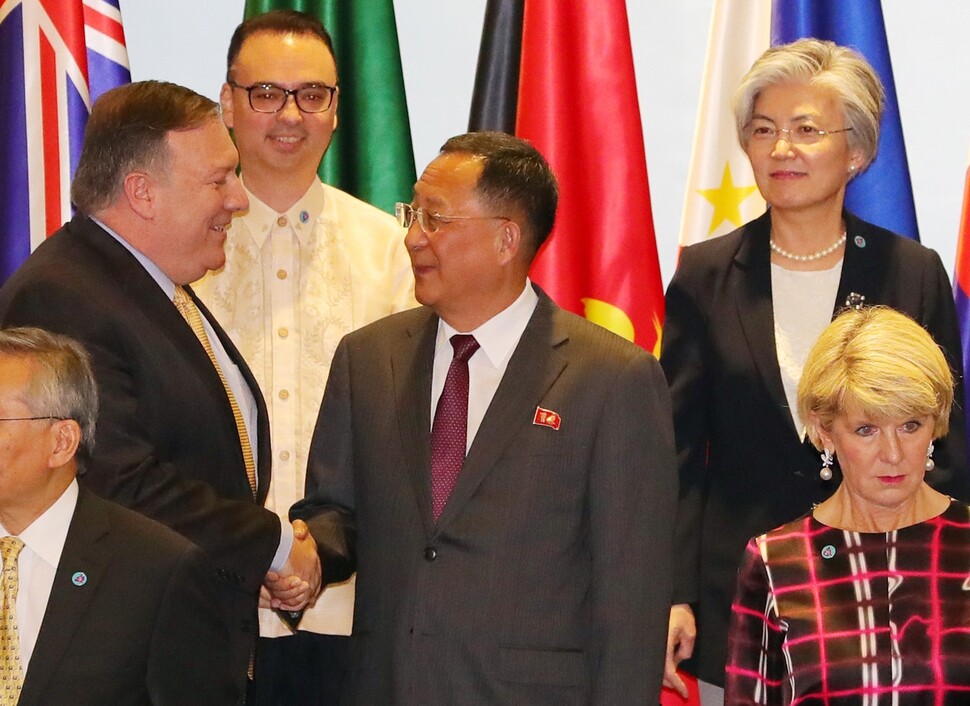 US Secretary of State Mike Pompeo talks with North Korean Foreign Minister Ri Yong-ho after approaching him and shaking his hand during the ASEAN Regional Forum at Singapore’s EXPO Convention and Exhibition Centre on Aug. 4 (Yonhap News)
