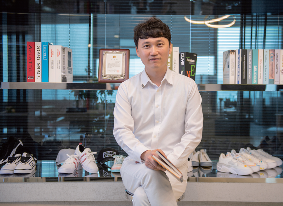 [만나고 싶었어요] "역사는 누구도 왜곡할 수 없는 진실입니다" 라카이코리아 신정헌 대표 : 교육 : 사회 : 뉴스 : 한겨레 - Vimarsana News