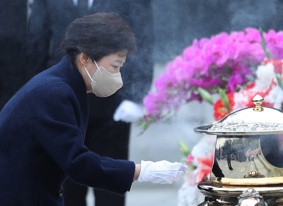 Park Geun-hye pays her respects at the grave of her father, Park Chung-hee, at Seoul National Cemetery on March 24. (pool photo)