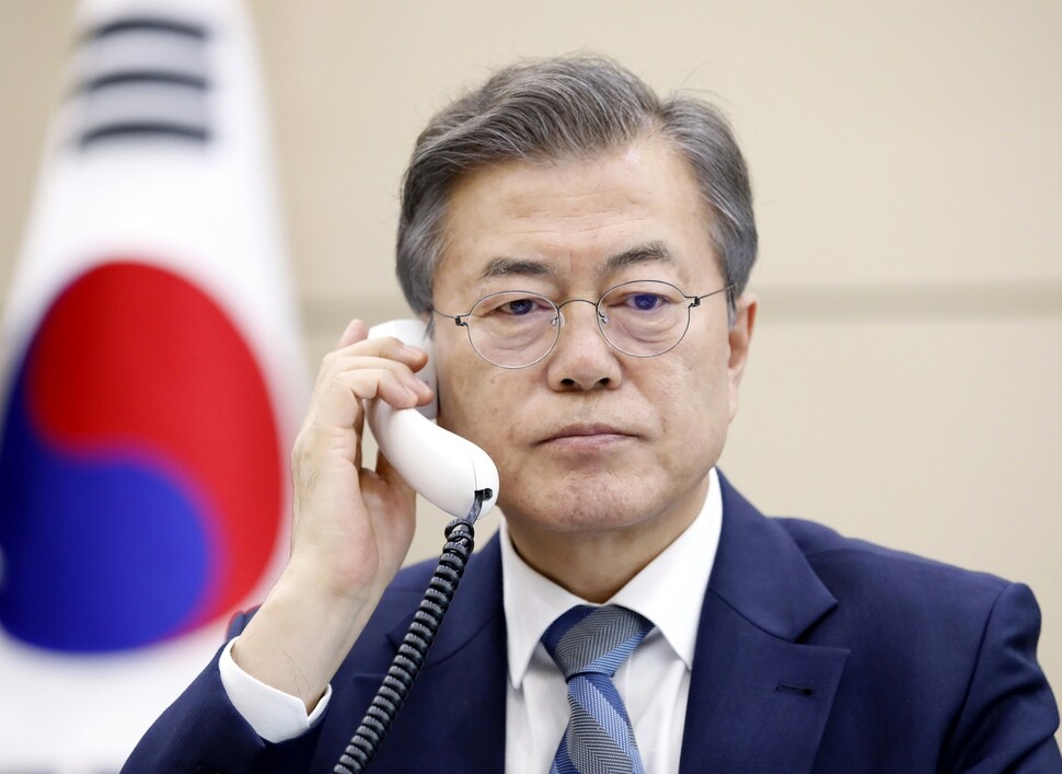 President Moon Jae-in holds a phone call with Japanese Prime Minister Shinzo Abe at the Blue House on Apr. 24. (provided by Blue House)