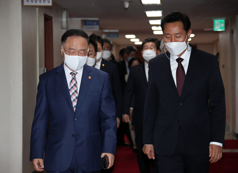 홍남기 총리직무대행(왼쪽)이 오세훈 서울시장과 함께 4일 정부서울청사에서 열린 국무회의에 참석하고 있다. 연합뉴스