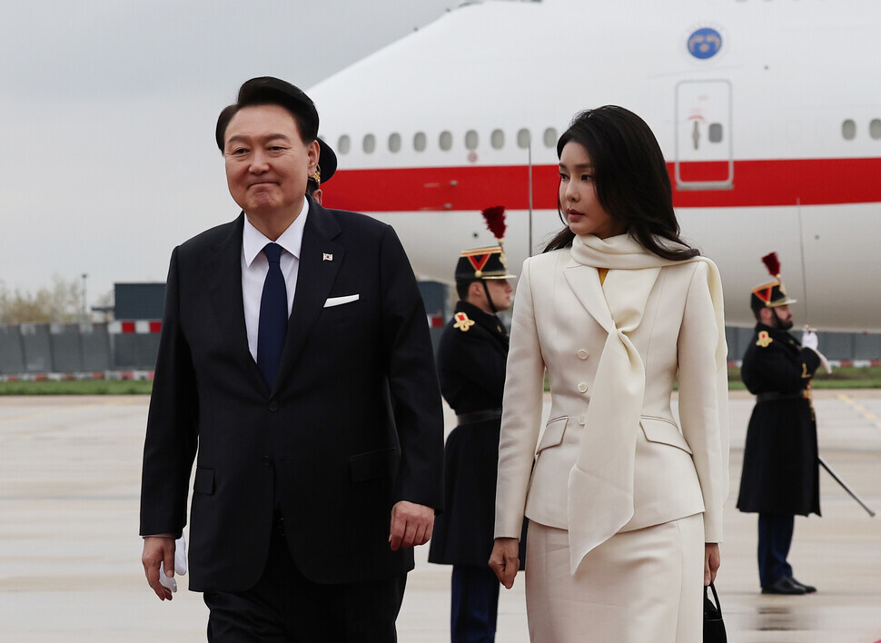 President Yoon Suk-yeol and first lady Kim Keon-hee arrive at Paris Orly Airport in France on Nov. 23, 2023. (Yonhap)