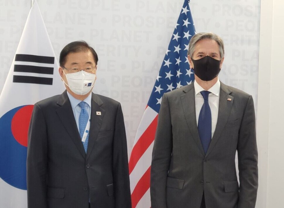South Korean Minister of Foreign Affairs Chung Eui-yong (left) and US Secretary of State Tony Blinken spoke on Sunday during the G20 summit in Rome, Italy. (provided by the Ministry of Foreign Affairs)