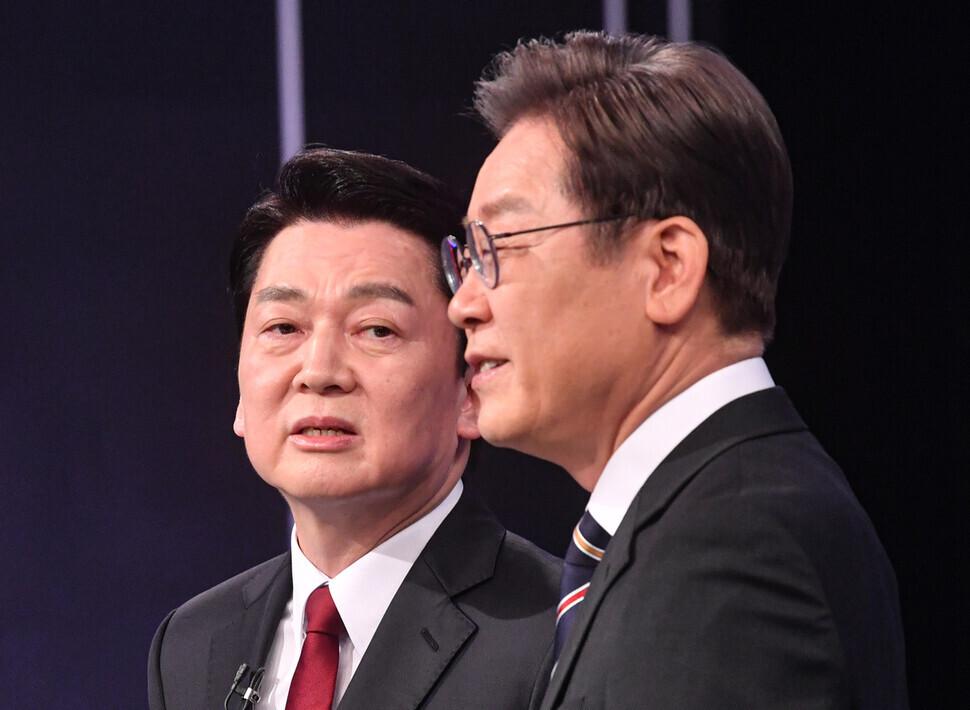 People’s Party candidate for president Ahn Cheol-soo addresses Democratic Party presidential nominee Lee Jae-myung during a presidential debate hosted by the National Election Commission on March 2. (pool photo)